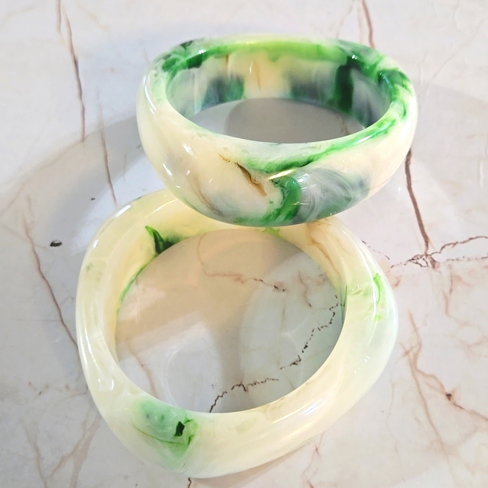 Beautiful green  a green bracelet